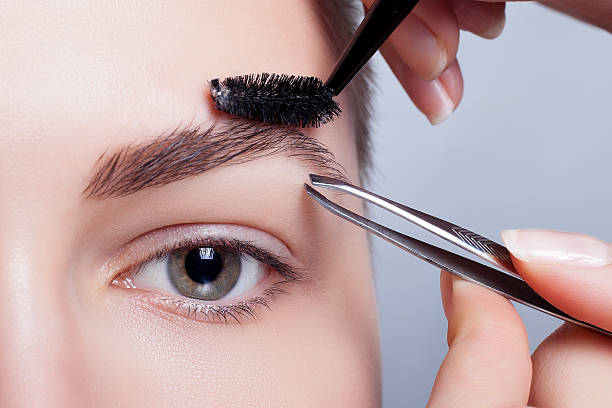Makeup tutorial: eyebrow enhancement using eyeshadow and blending
